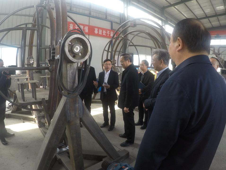 河南省政府质量检查小组在查看产品-三维太空环