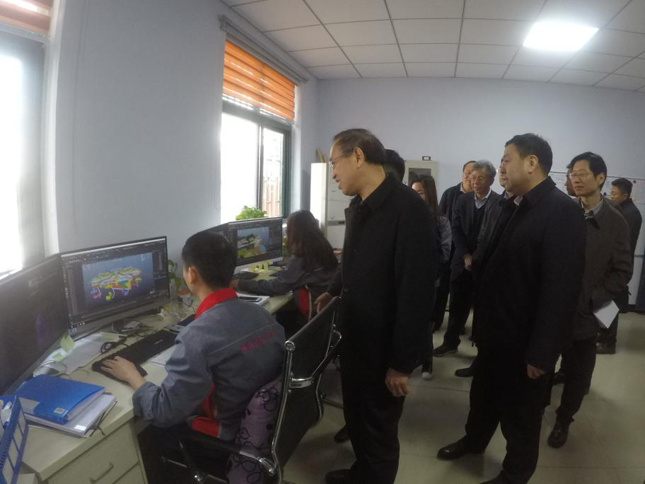 河南省政府质量检查小组查看世奇游乐产品3D设计图