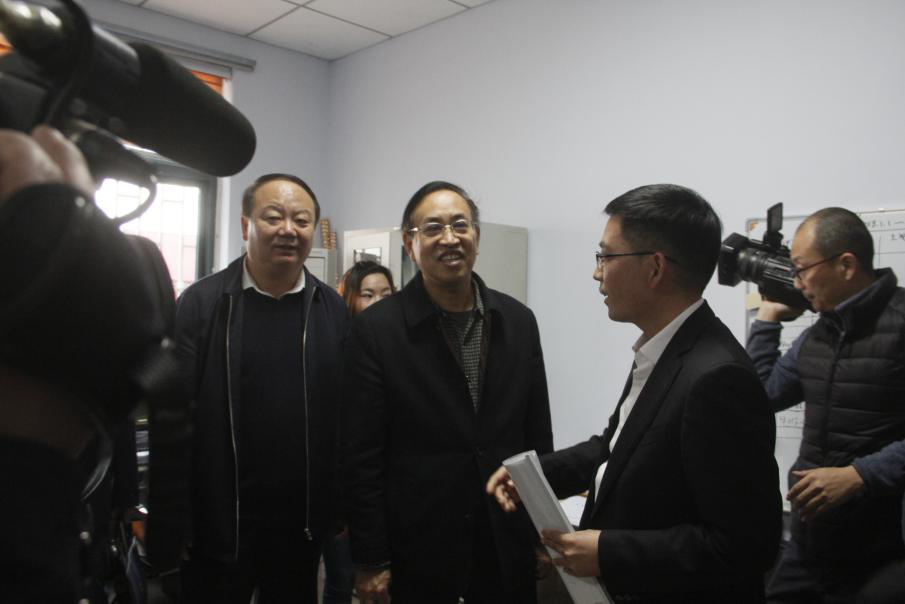 河南省政府质量检查小组在听取世奇游乐总经理马向阳的工作汇报