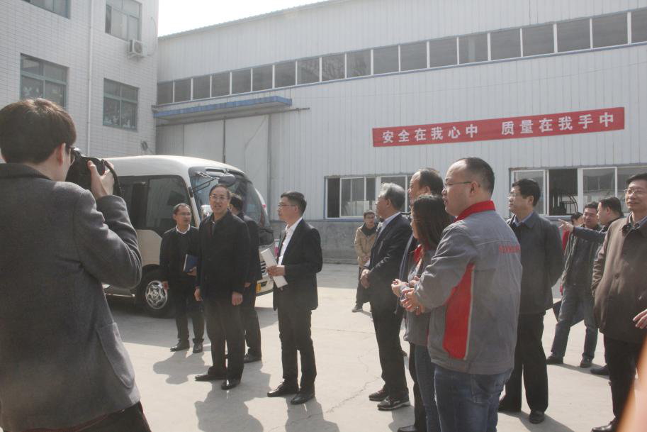 河南省政府质量检查小组与世奇游乐总经理马向阳交流工作